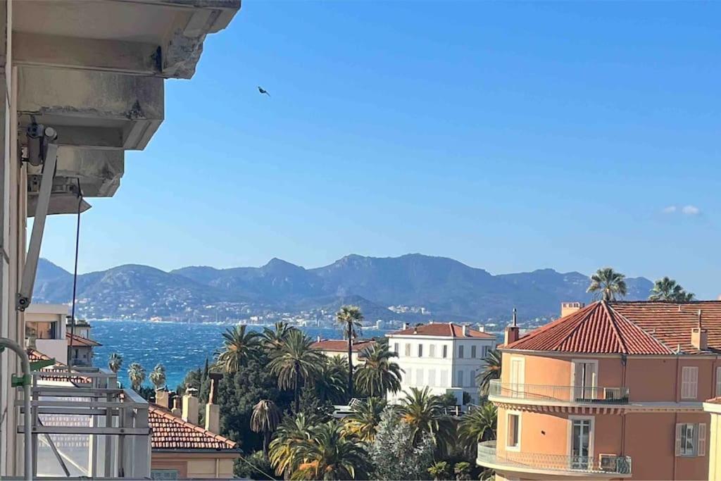 Lumineux A 2 Mn A Pied De La Cannes